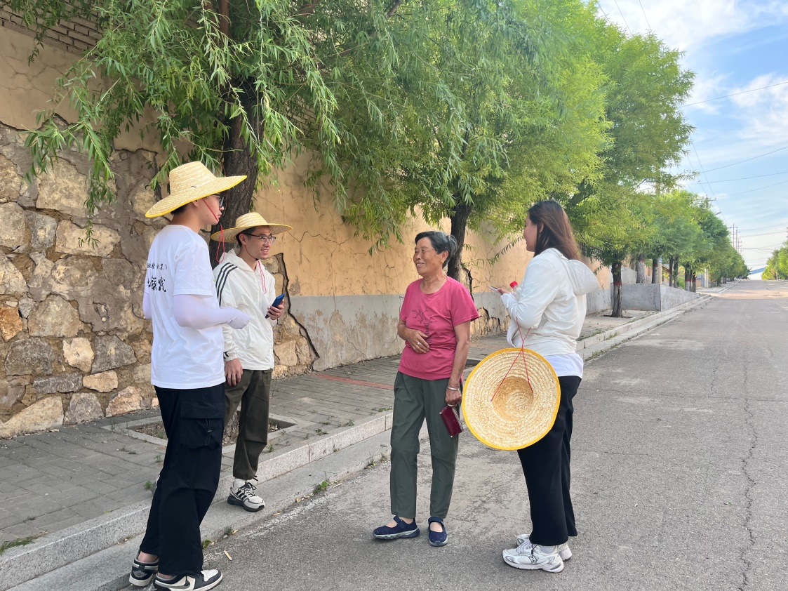 國土整治與生態(tài)修復(fù)實(shí)踐調(diào)研團(tuán)師生與村民交流。校方供圖